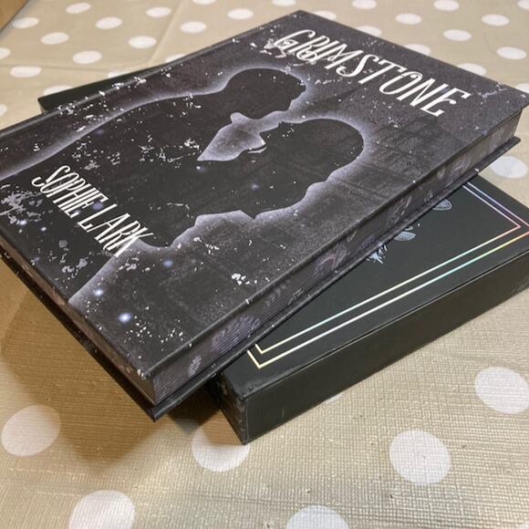 04 Onyx Box GRIMSTONE Sophie Lark LIKE NEW Slipcase w/Sprayed Edges & Letter - Picture 4 of 6